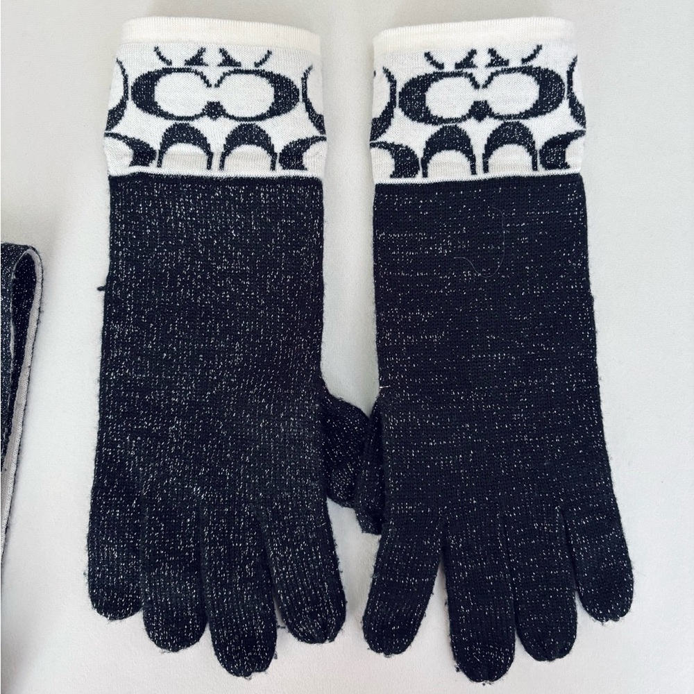 Coach scarf and gloves - Picture 4 of 5